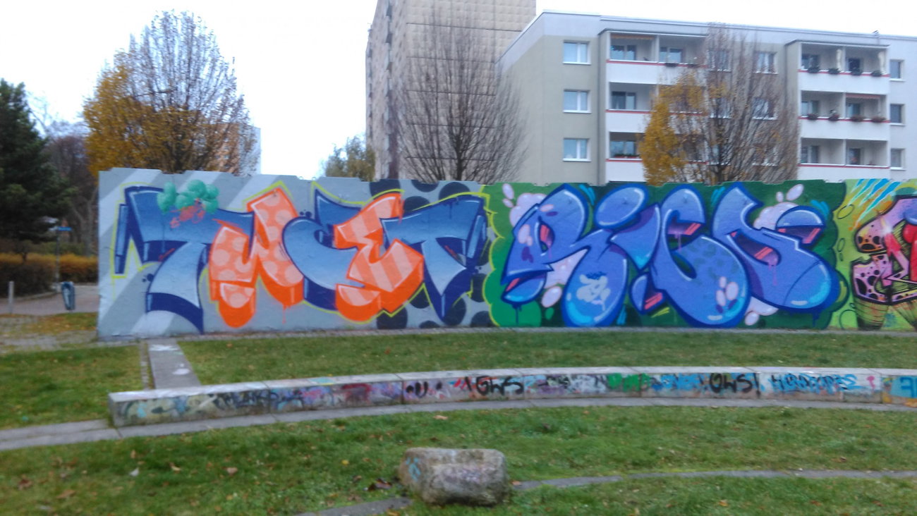 Graffiti Wall - Photo by Hallunken - Tweet, Rico (2016)