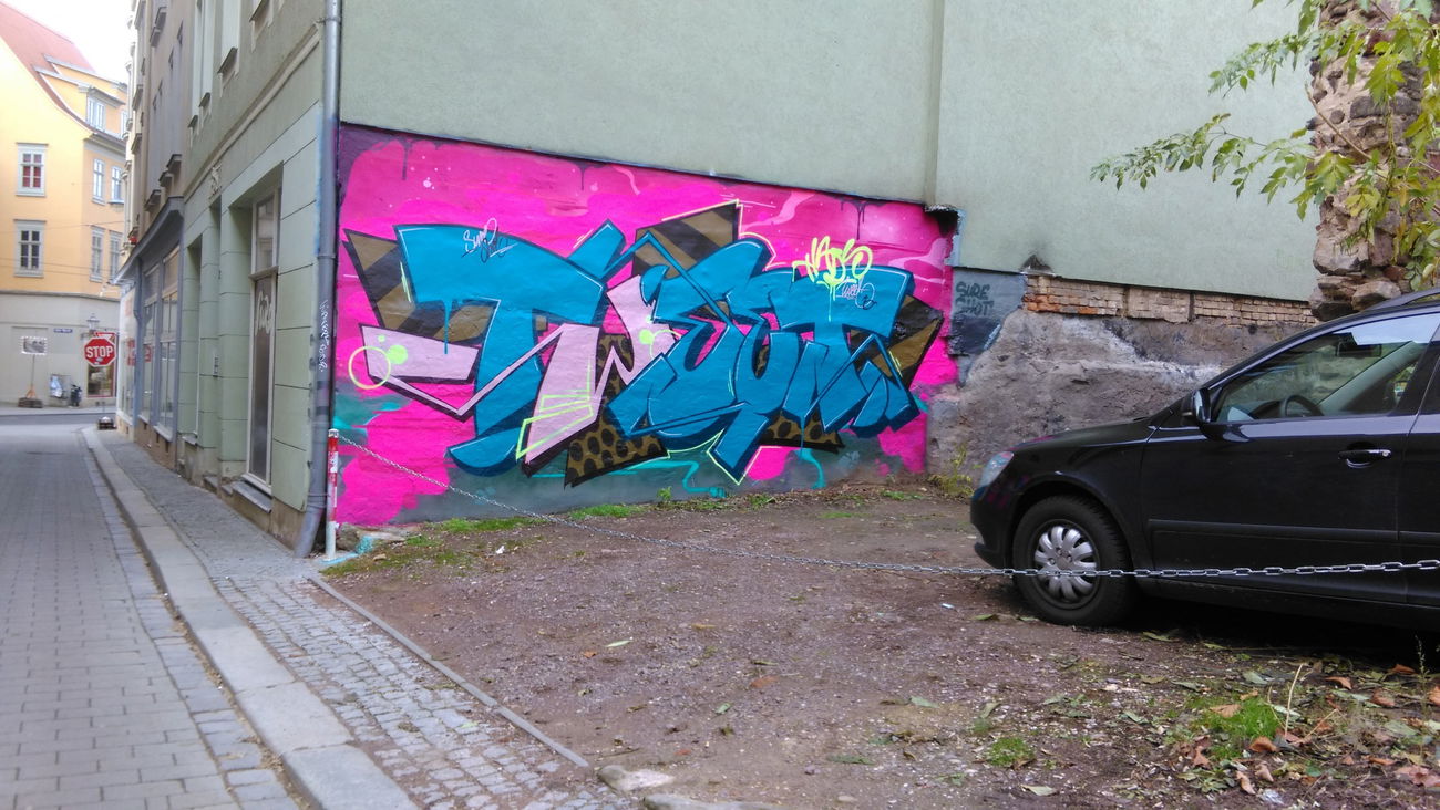 Graffiti Wall - Photo by Hallunken - Tweet (2016)