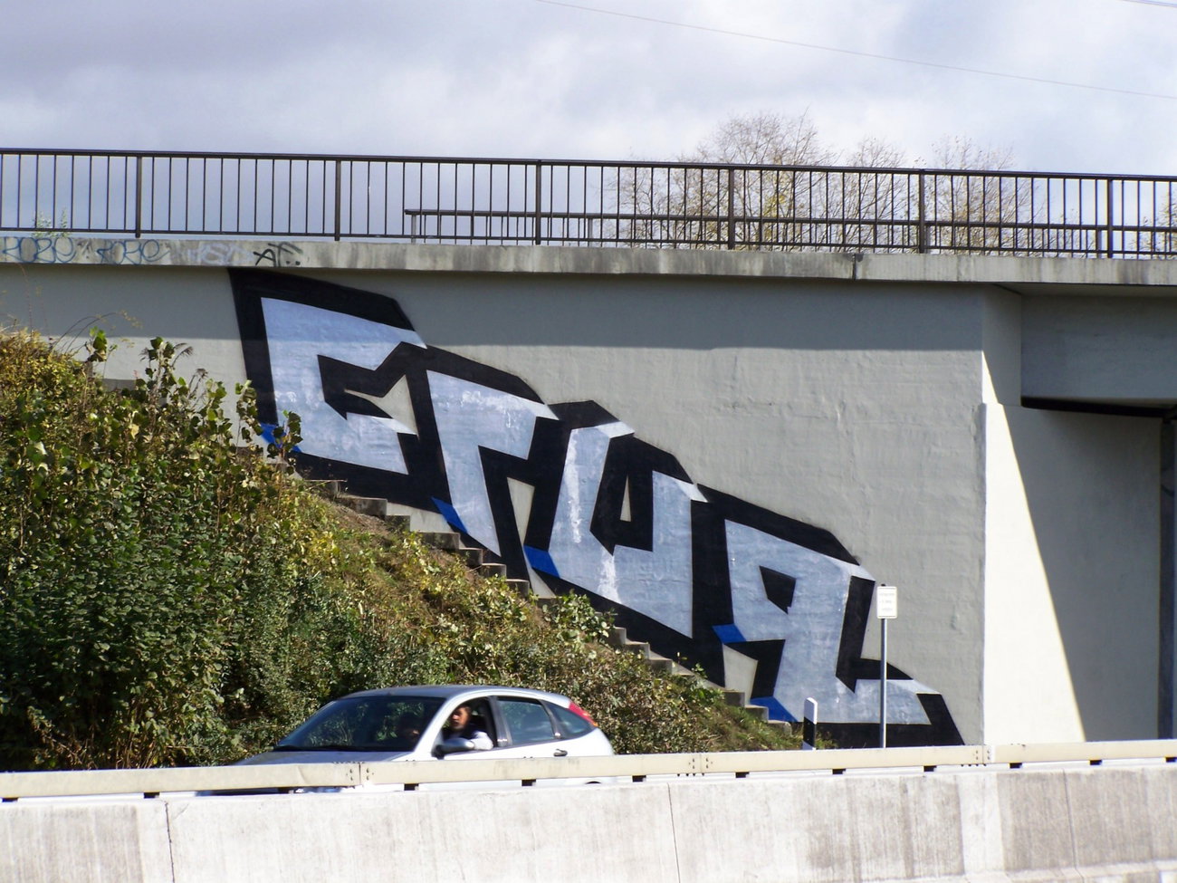 Graffiti Wall - Photo by HansFirlefanz - cru, crue, crew