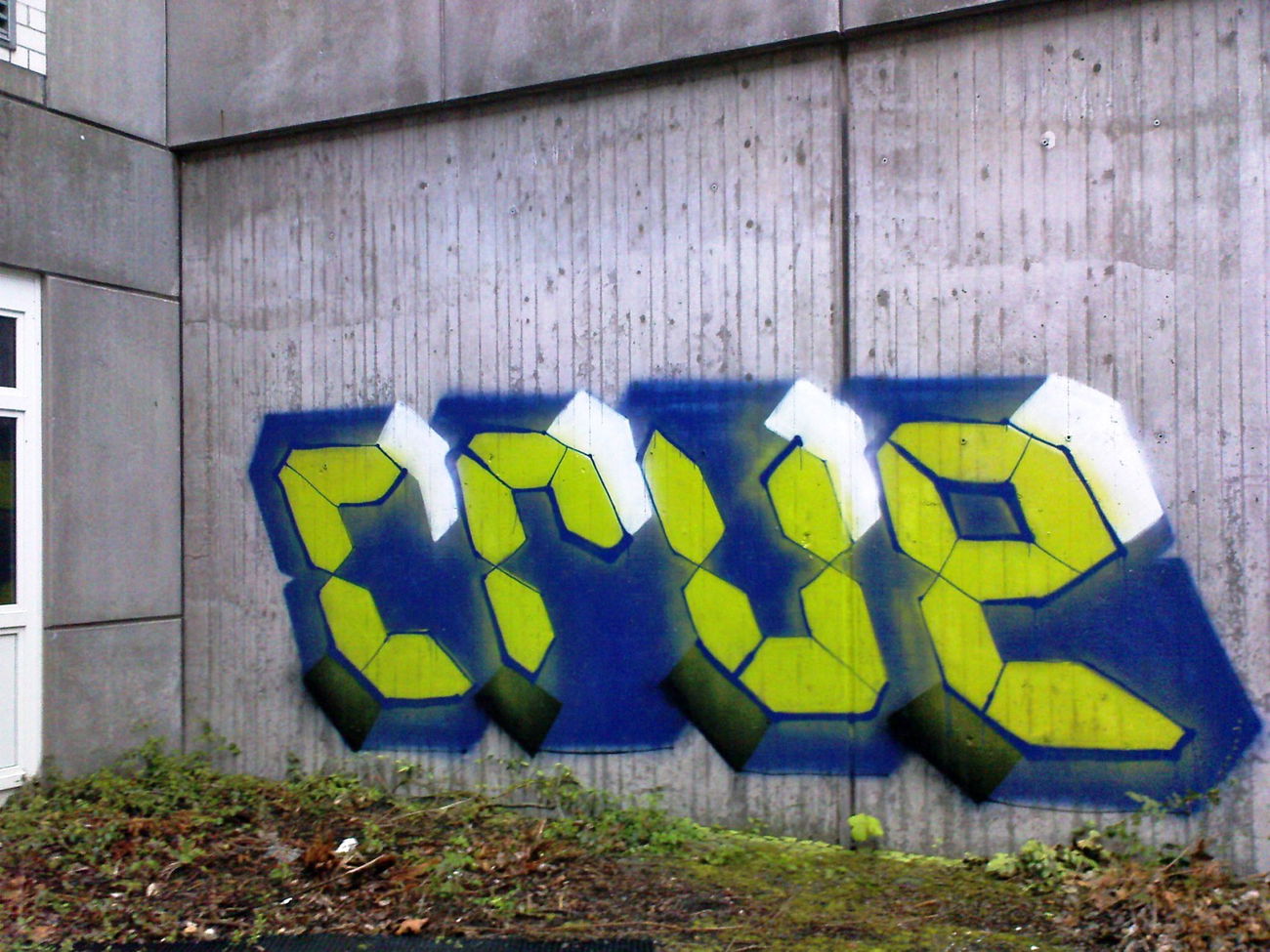 Graffiti Bombing - Photo by HansFirlefanz - cru, crew, crue