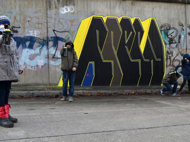Graffiti Bombing - Photo by HansFirlefanz - cru, crue, crew