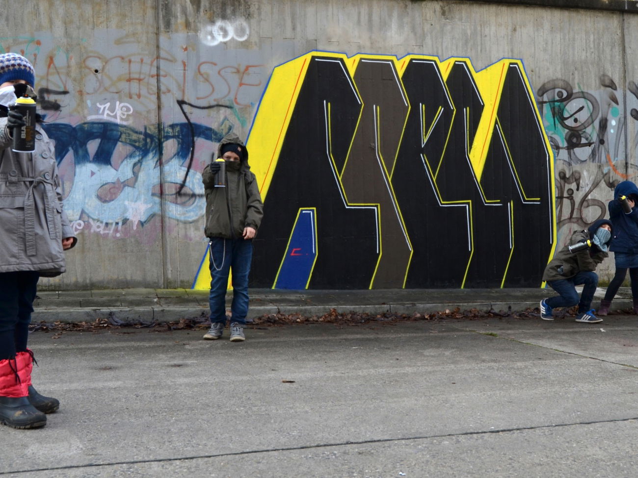 Graffiti Bombing - Photo by HansFirlefanz - cru, crue, crew