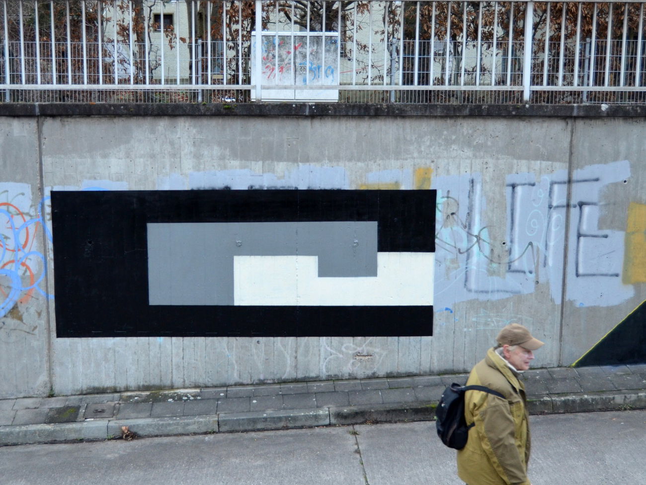 Graffiti Bombing - Photo by HansFirlefanz - cru, crue, crew