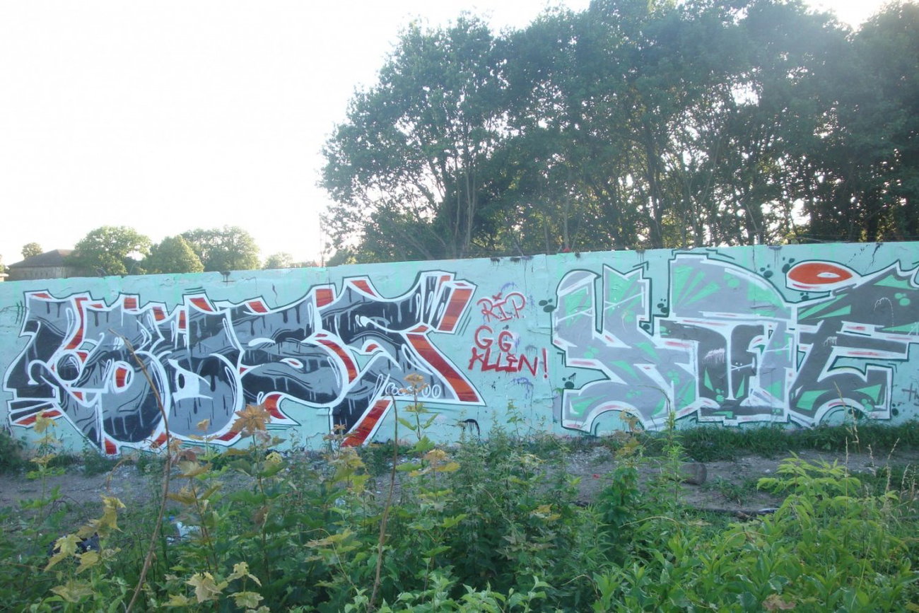 Graffiti Wall in Berlin - Photo by HarzPiraten - L.Boss, Huse (2013)