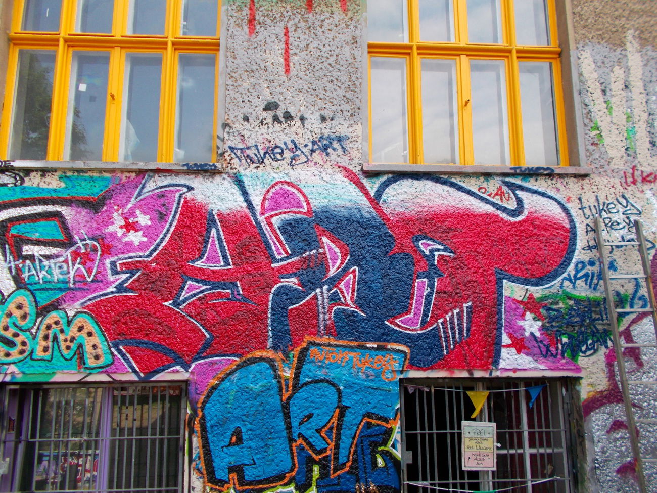 Graffiti Wall in Berlin - Photo by Hauswart1120 - ART, TUKAY, 2K (2015)