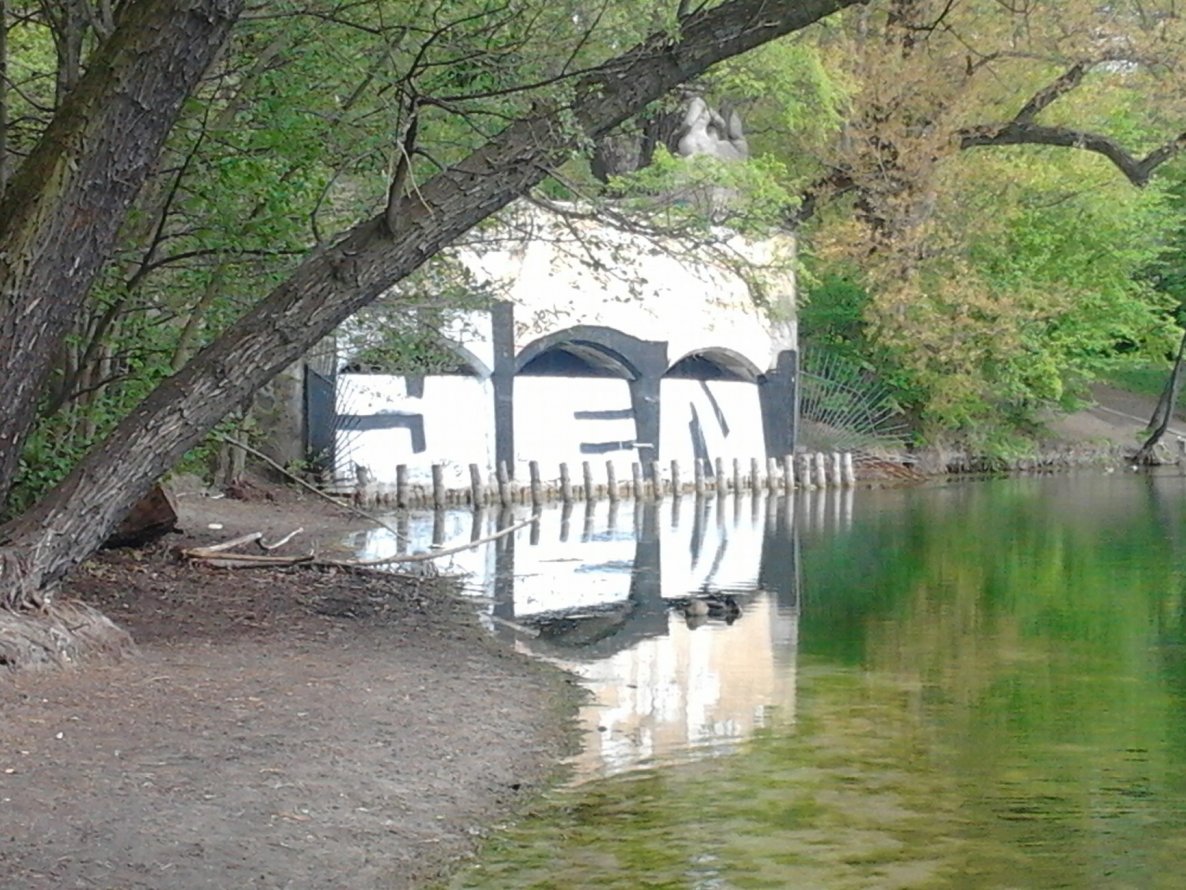 Graffiti Bombing in Berlin - Photo by Hauswart1120 - YEN (2015)