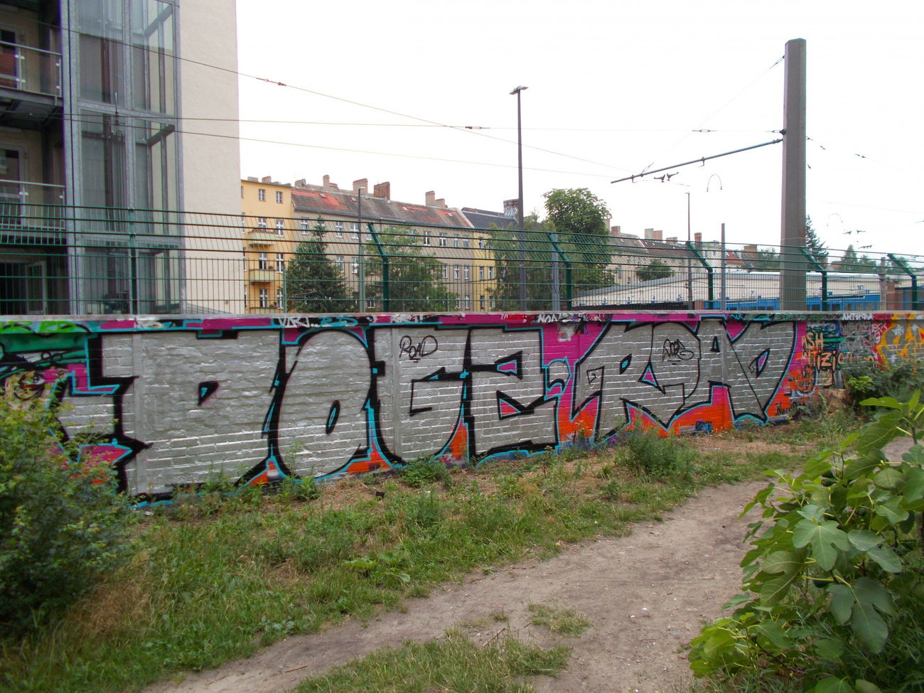 Graffiti Wall in Berlin - Photo by Hauswart1120 - DOGZ, ROAD (2015)