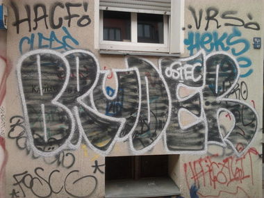 Graffiti Bombing - Photo by Hauswart1120 - BRUDER, OSTEC (2015)