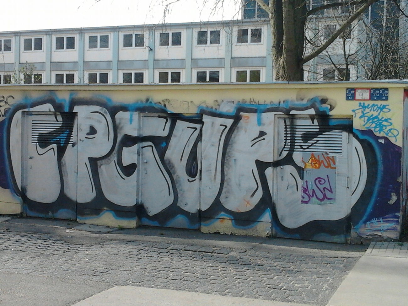 Graffiti Bombing in Berlin - Photo by Hauswart1120 - CPG, UPS