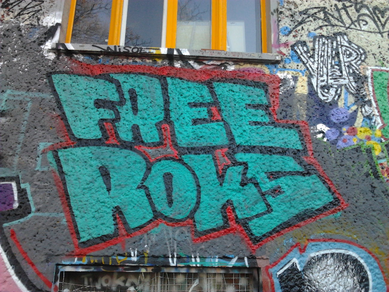 Graffiti Wall in Berlin - Photo by Hauswart1120 - FREE, ROKS, ROX (2016)