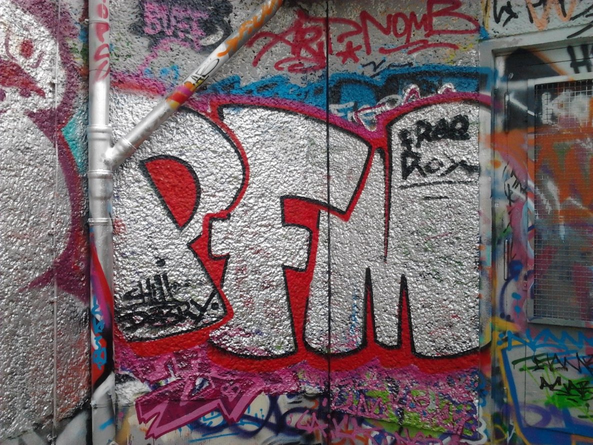 Graffiti Bombing - Photo by Hauswart1120 - PFM, CHUJ (2015)