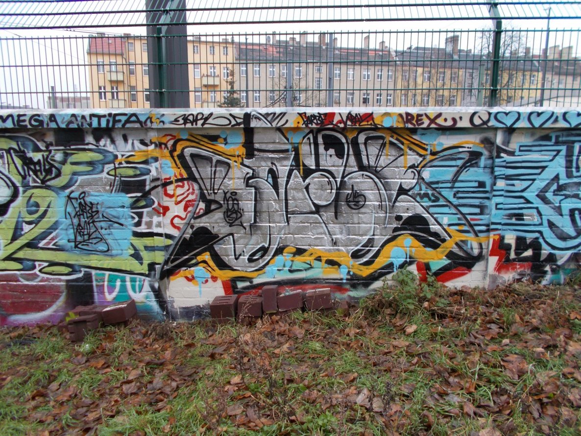 Graffiti Wall in Berlin - Photo by Hauswart1120 - FARBE, B52 (2015)