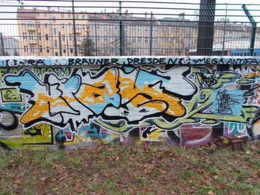 Graffiti Wall in Berlin - Photo by Hauswart1120 - KRAY, B52 (2015)
