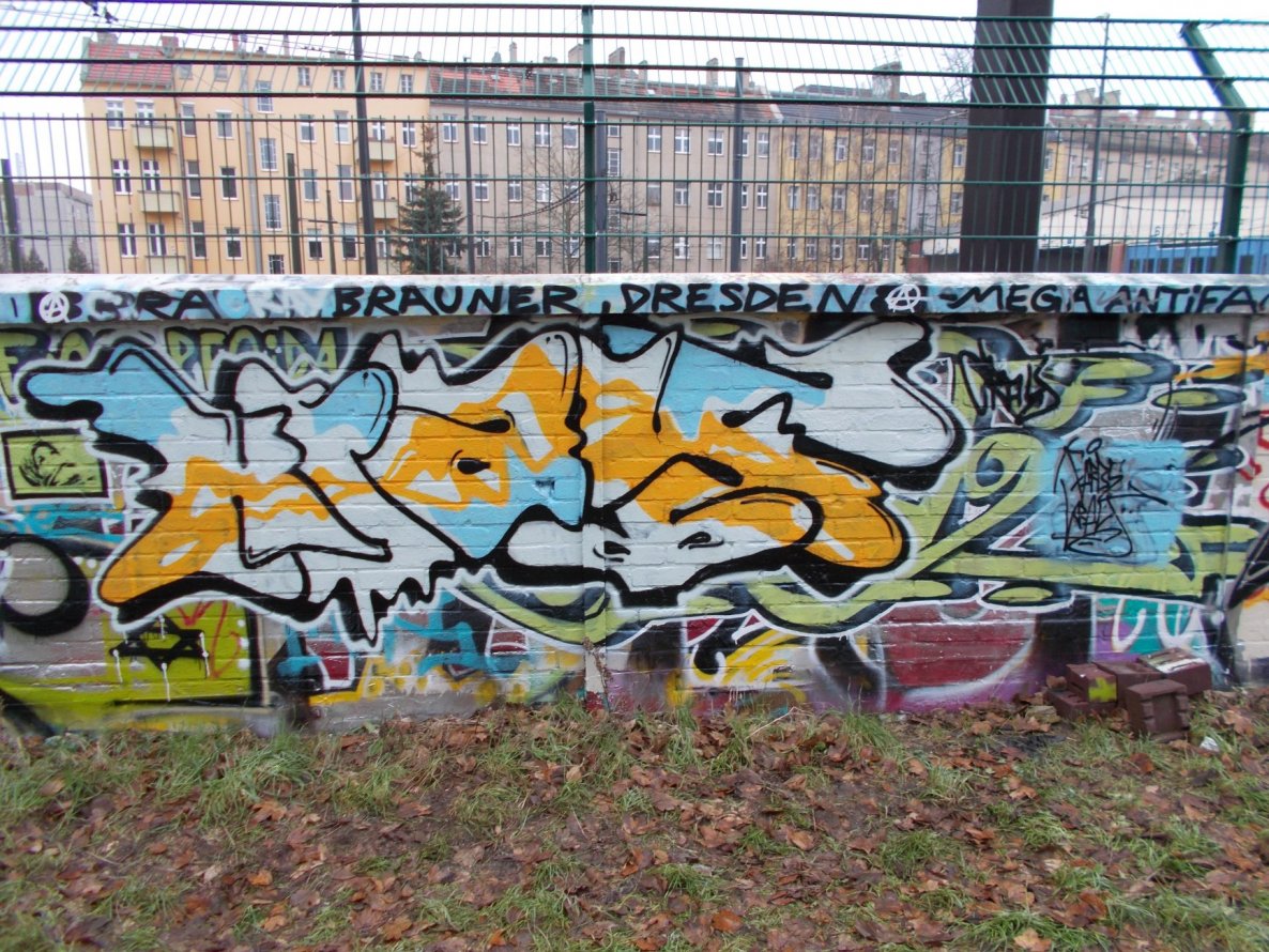 Graffiti Wall in Berlin - Photo by Hauswart1120 - KRAY, B52 (2015)