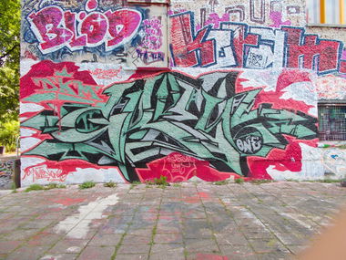 Graffiti Wall in Berlin - Photo by Hauswart1120 - GREY, GRAY, DKM (2015)