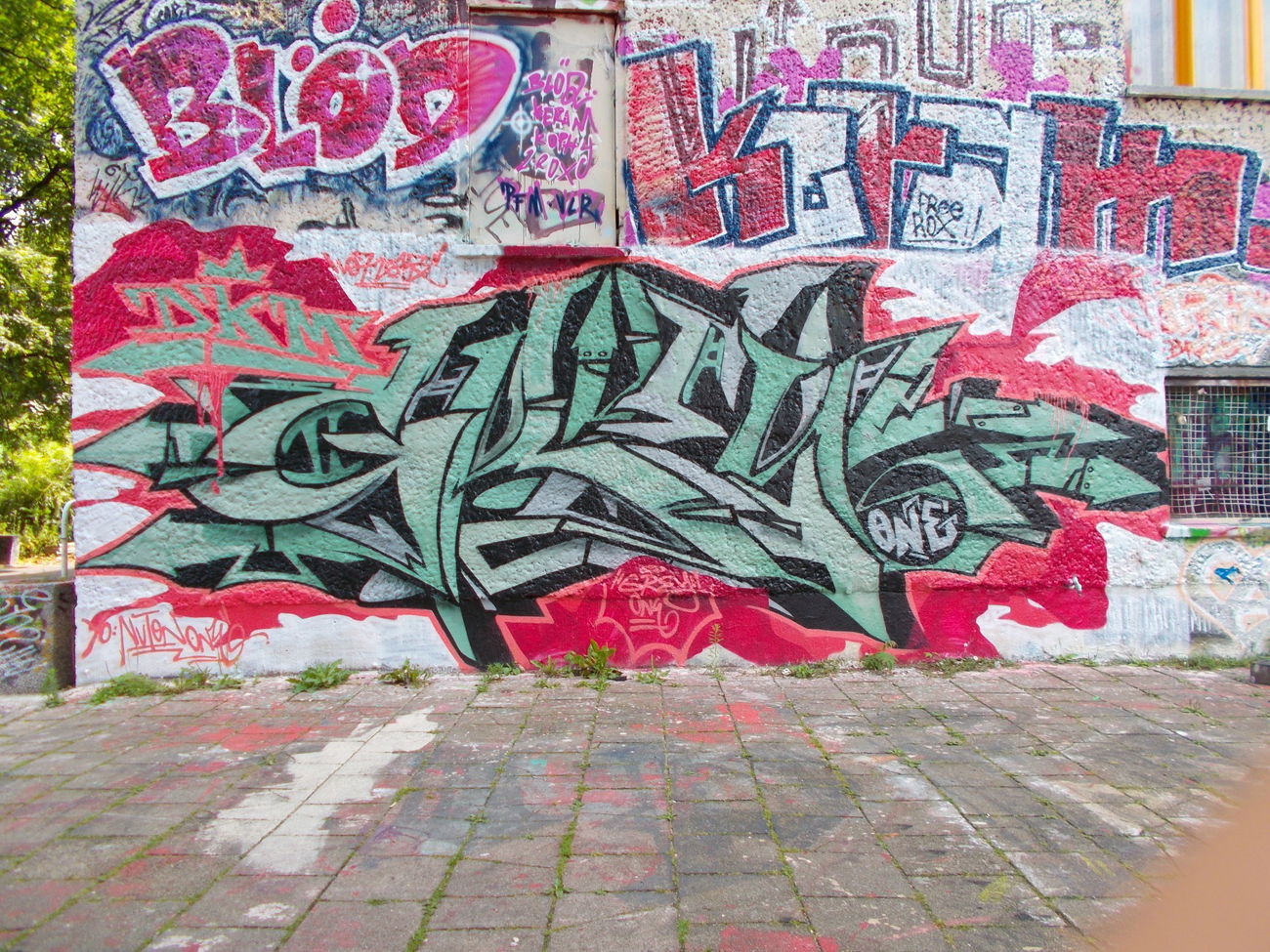 Graffiti Wall in Berlin - Photo by Hauswart1120 - GREY, GRAY, DKM (2015)