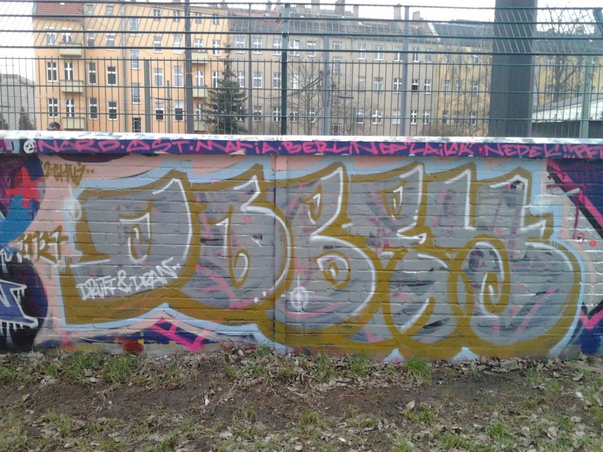 Graffiti Bombing - Photo by Hauswart1120 - DOBRY (2015)