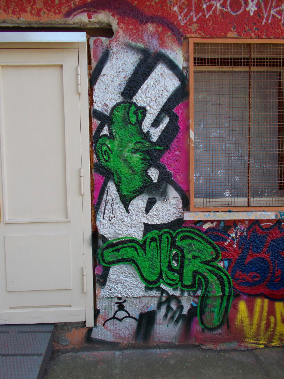 Graffiti Wall in Berlin - Photo by Hauswart1120 - VLR, WISO, WISOE (2015)