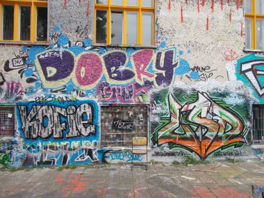Graffiti Wall in Berlin - Photo by Hauswart1120 - DOBRY, CHUY, ART (2015)