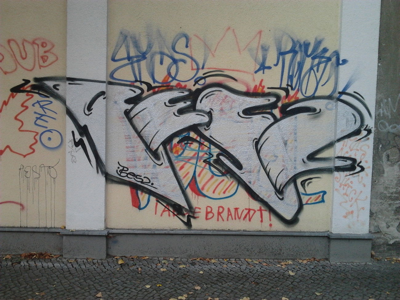 Graffiti Bombing in Berlin - Photo by Hauswart1120 - BE52, B52 (2014)