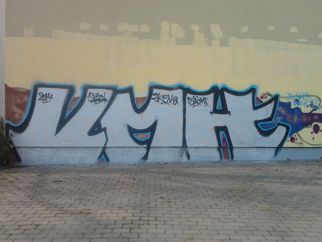 Graffiti Bombing in Berlin - Photo by Hauswart1120 - VMH (2014)