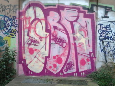 Graffiti Bombing in Berlin - Photo by Hauswart1120 - QBM, DORN (2013)