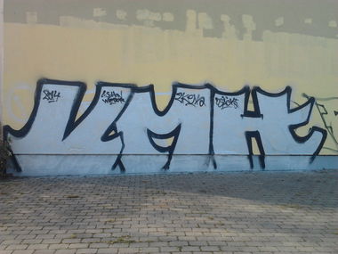 Graffiti Bombing in Berlin - Photo by Hauswart1120 - VMH (2014)