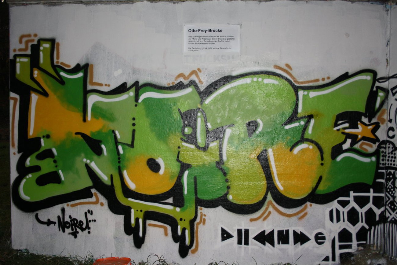 Graffiti Wall - Photo by HawaiiToast - Noire (2011)