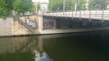 Graffiti Bombing in Berlin - Photo by Held - oase, fch