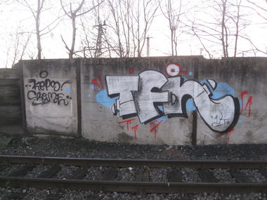 Graffiti Bombing - Photo by Heureka - tfn, kebs, crome