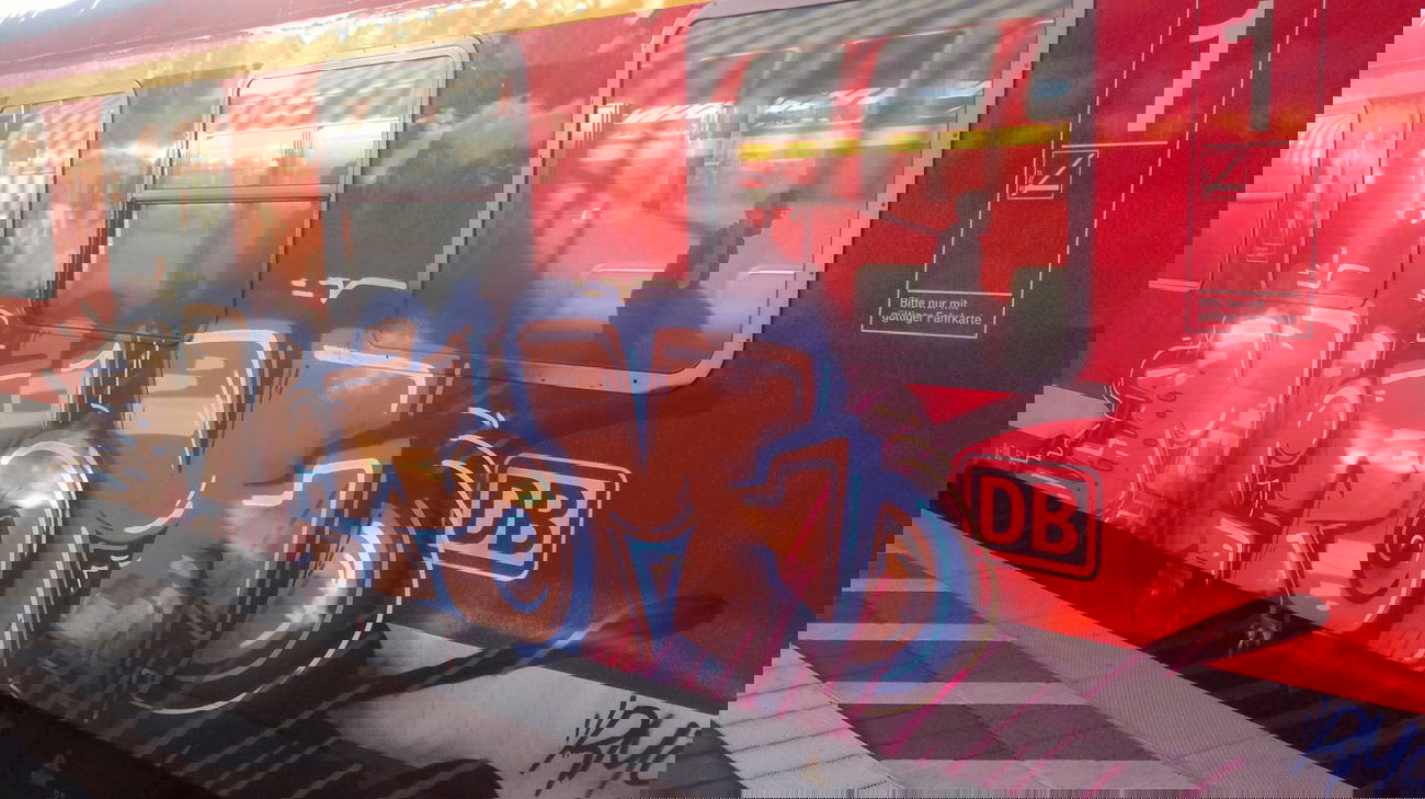 Graffiti Train - Photo by Heureka - Mr., tom, mrtom (2014)