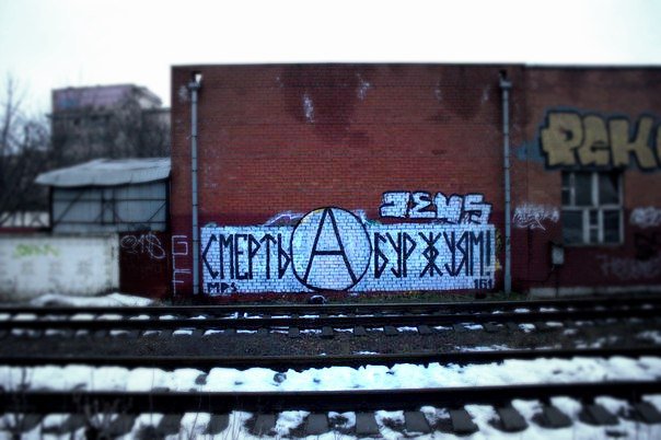 Graffiti Bombing in Moscow - Photo by Hey161 - Classwar, Anarchy, Eat (2014)