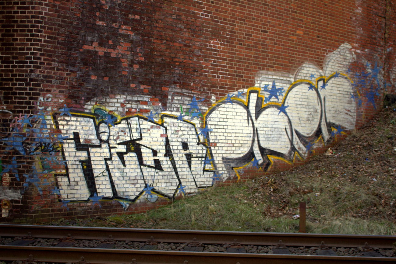 Graffiti Wall - Photo by Hitzerot - Fiebr, Phen