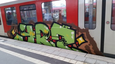 Graffiti Train - Photo by Hobbyspotter - yrz