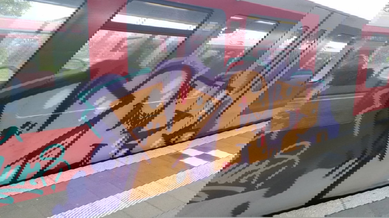 Graffiti Train - Photo by Hobbyspotter (2014)