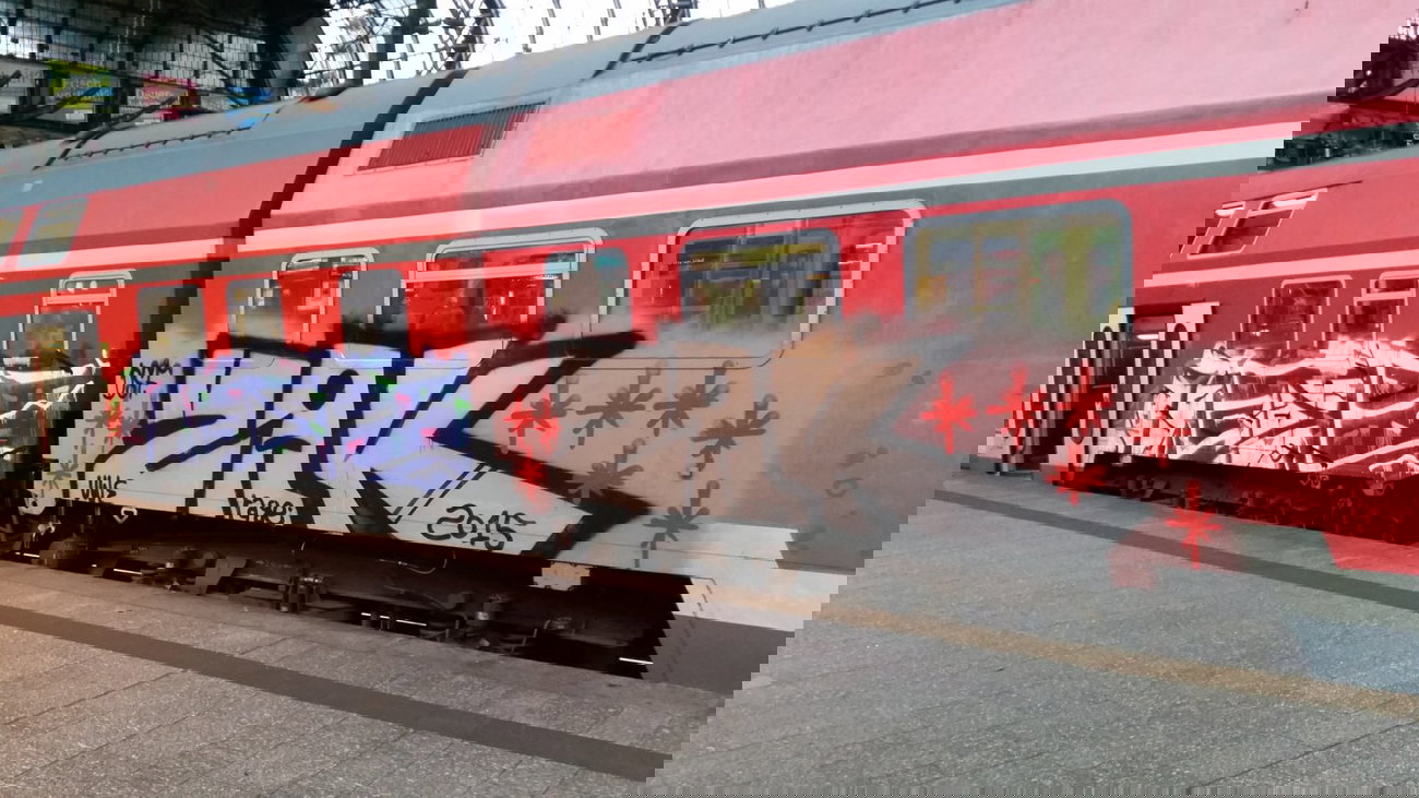 Graffiti Train - Photo by Hobbyspotter