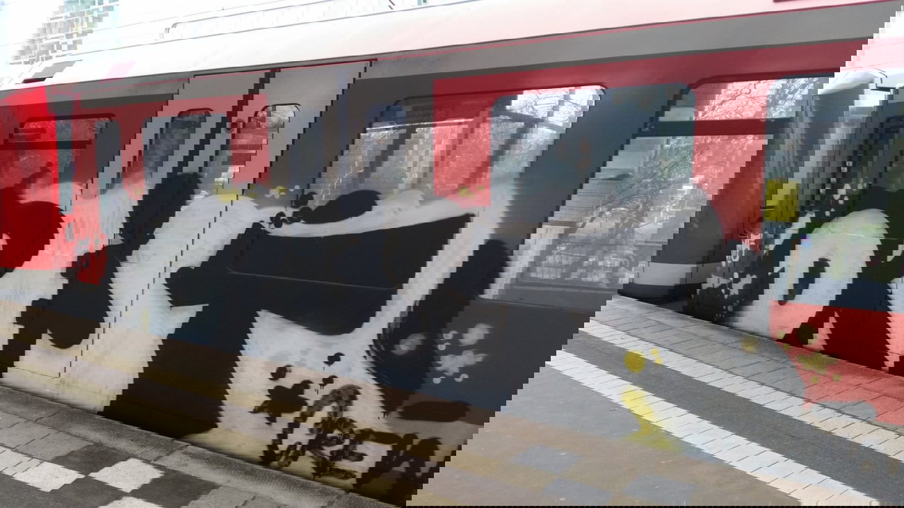 Graffiti Train - Photo by Hobbyspotter