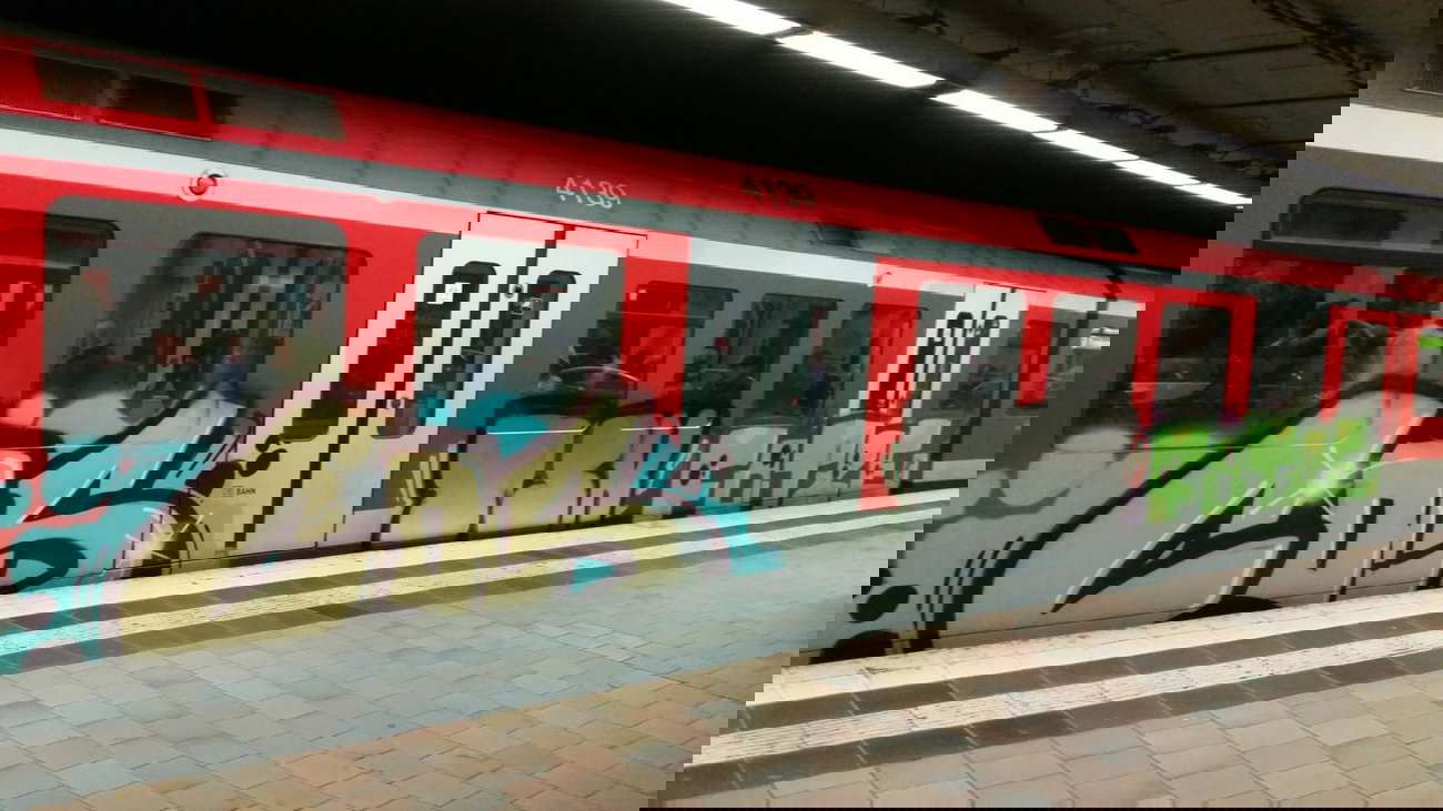 Graffiti Train - Photo by Hobbyspotter - cos, tsk, fotze (2015)