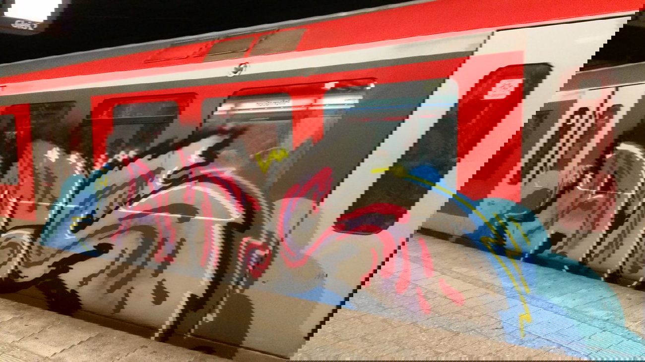 Graffiti Train - Photo by Hobbyspotter (2015)