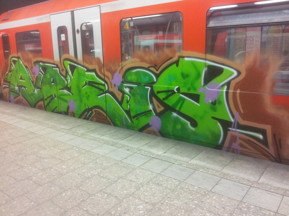 Graffiti Train - Photo by Hobbyspotter (2014)