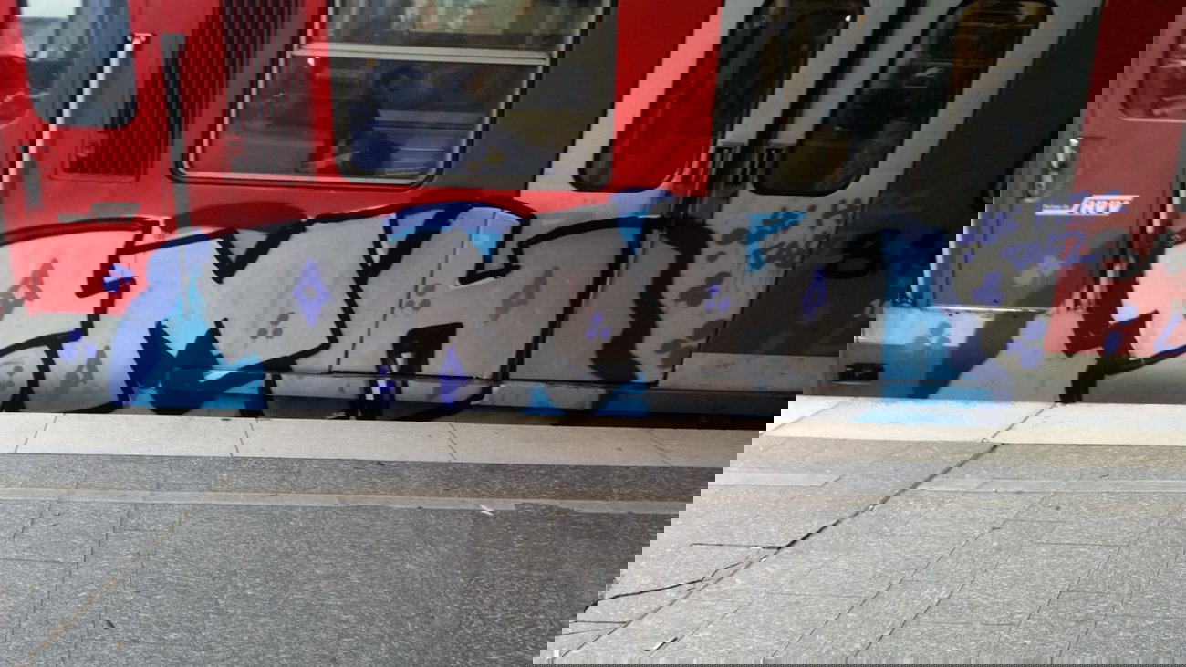 Graffiti Train - Photo by Hobbyspotter (2015)