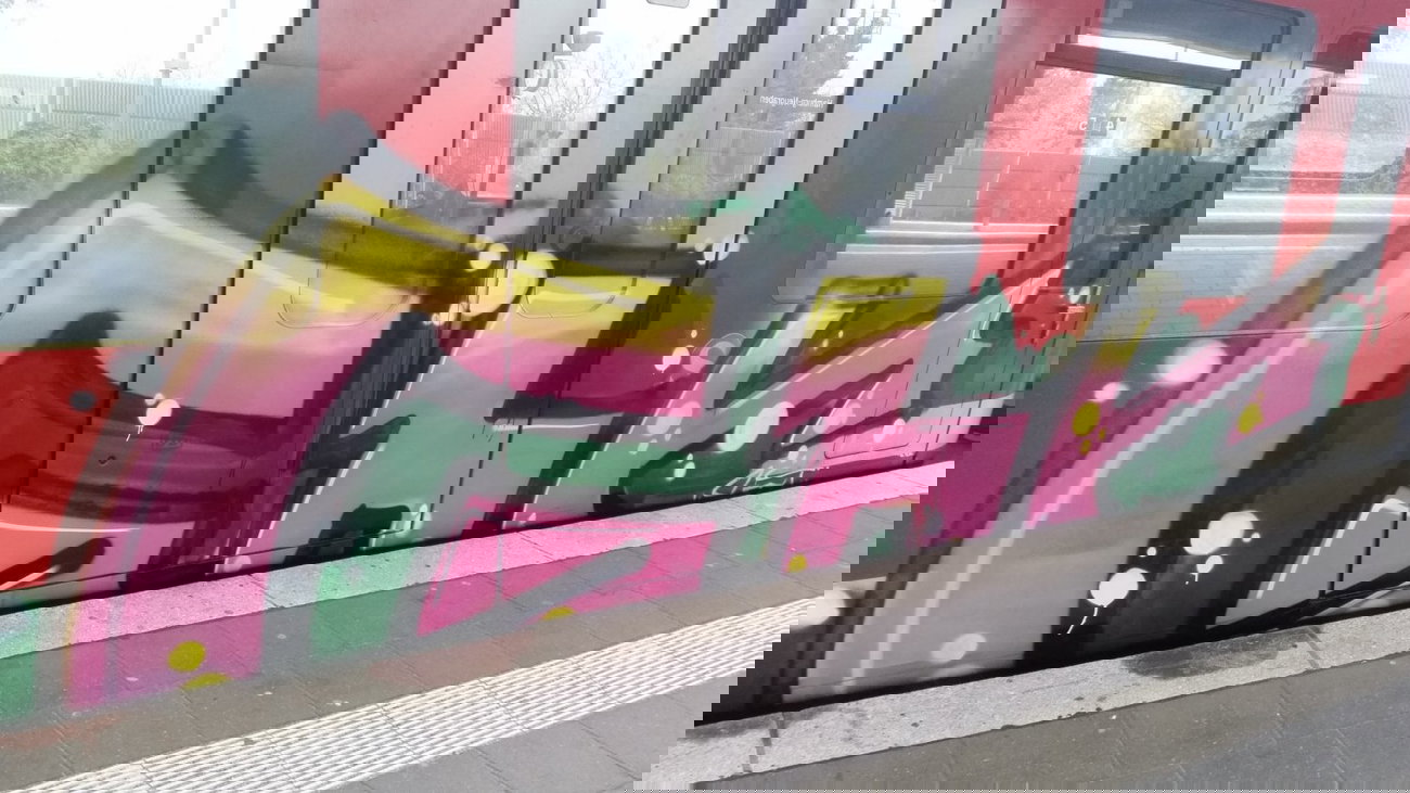 Graffiti Train - Photo by Hobbyspotter (2014)