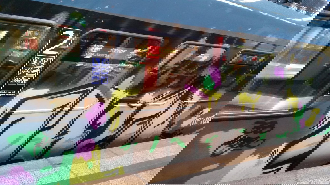 Graffiti Train - Photo by Hobbyspotter - 303, yrz, tazk