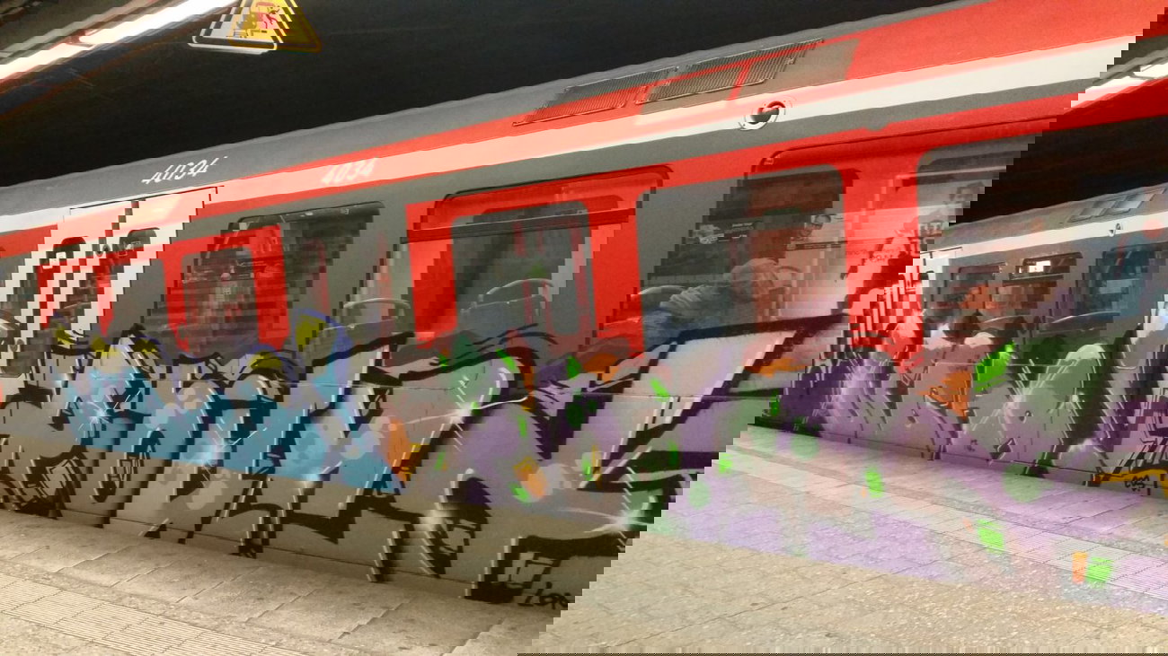 Graffiti Train - Photo by Hobbyspotter