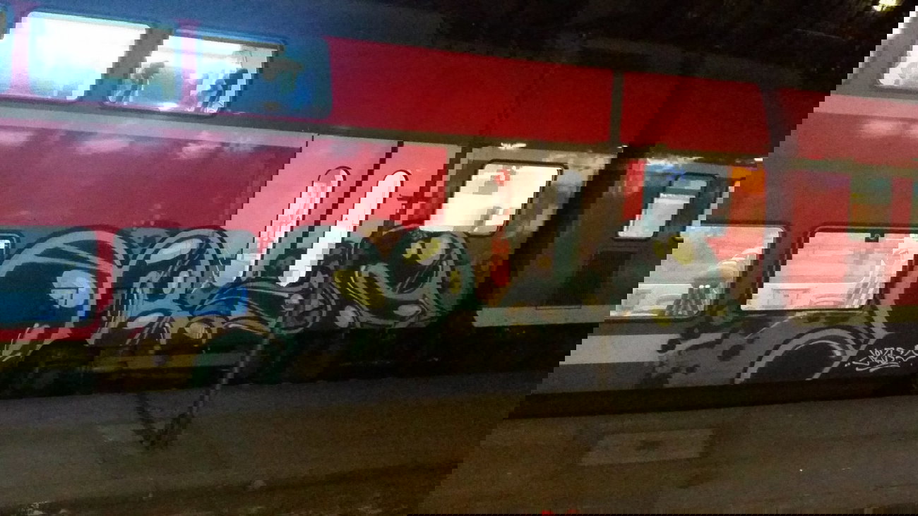 Graffiti Train - Photo by Hobbyspotter - dgs