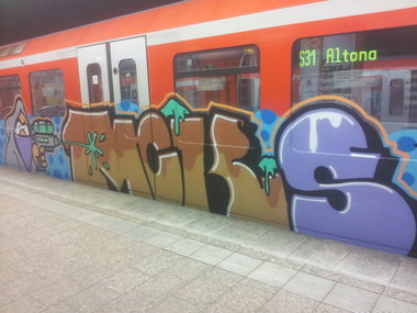 Graffiti Train - Photo by Hobbyspotter (2014)
