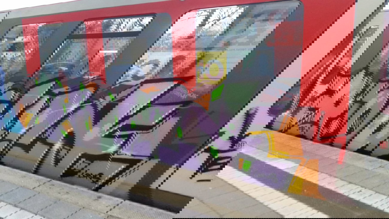 Graffiti Train - Photo by Hobbyspotter