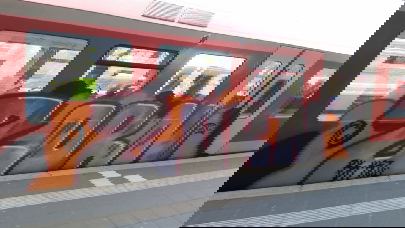 Graffiti Train - Photo by Hobbyspotter