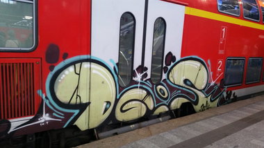 Graffiti Train - Photo by Hobbyspotter - dgs