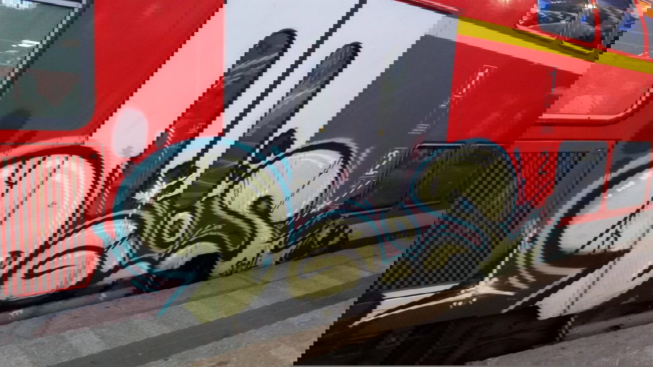 Graffiti Train - Photo by Hobbyspotter - dgs